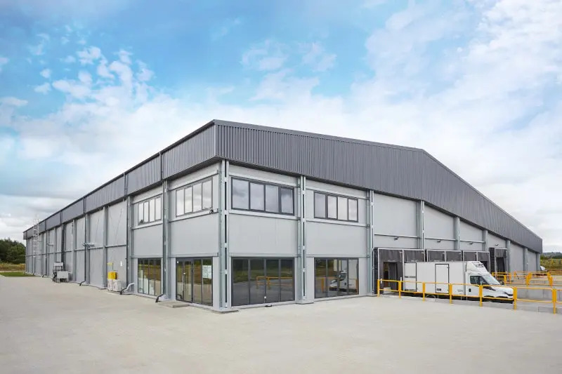 Hale stalowe izolowane w branży spożywczej - jakie wymagania musi spełniać konstrukcja obiektu?